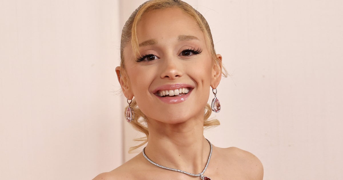 NextImg:Ariana Grande Explains Why She Used Her Full Name In ‘Wicked’ Credits, And It’s Sweet