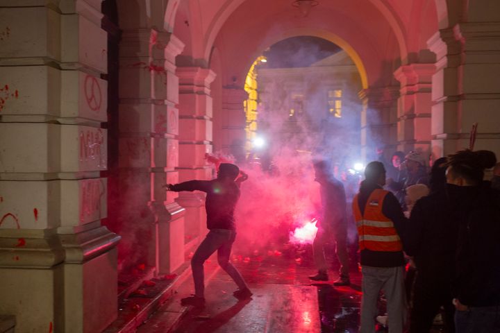 Ένας διαδηλωτής επιχειρεί να ρίξει φωτοβολίδα στο κτίριο του Δημαρχείου κατά τη διάρκεια διαμαρτυρίας οργισμένος για την κατάρρευση οροφής την περασμένη εβδομάδα στον σιδηροδρομικό σταθμό της πόλης Νόβι Σαντ.