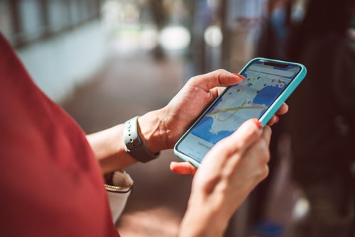 Therapists who work with couples have some thoughts on the location-sharing debate. 