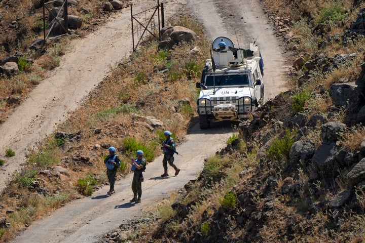 ΑΡΧΕΙΟ - Ειρηνοφύλακες του ΟΗΕ (UNIFIL) κατά μήκος της λιβανέζικης πλευράς των συνόρων με το Ισραήλ, από το Ισραήλ, Πέμπτη 6 Ιουλίου 2023. (AP Photo/Ariel Schalit, File)