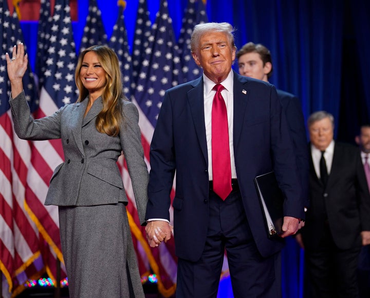 Der designierte Präsident Donald Trump und seine Frau Melania Trump bei einer Wahlkampfveranstaltung in West Palm Beach, Florida.