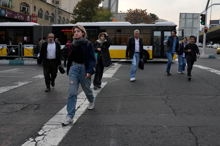 Άνθρωποι διασχίζουν μια διασταύρωση στη βόρεια Τεχεράνη, Ιράν, Πέμπτη 7 Νοεμβρίου 2024. (AP Photo/Vahid Salemi)