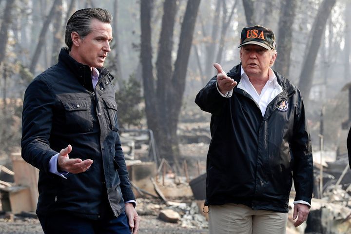 DATEI – Präsident Donald Trump spricht mit dem gewählten Gouverneur von Kalifornien, Gavin Newsom (links), während eines Besuchs in einem von Waldbränden betroffenen Viertel in Paradise, Kalifornien, am 17. November 2018. (AP Photo/Evan Vucci, Datei)