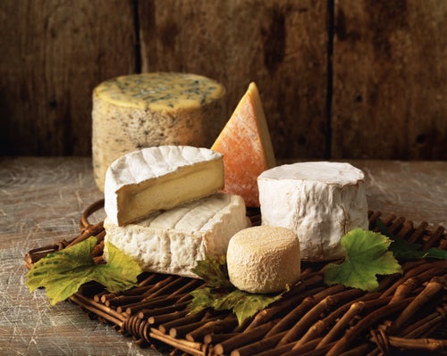 Many cheeses are gluten-free, but others (such as processed and flavored cheeses) may contain gluten.