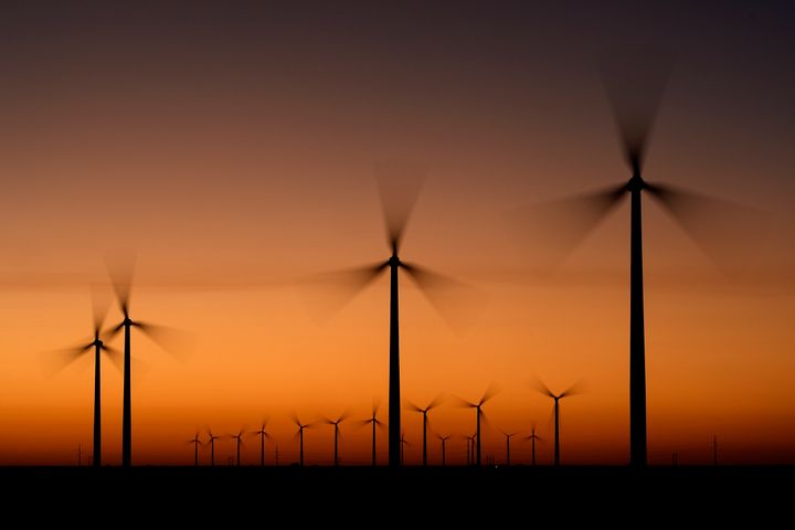 Windkraftanlagen erstrecken sich in der Abenddämmerung über den Horizont im Windpark Spearville, Sonntag, 29. September 2024, in der Nähe von Spearville, Kansas. Nach Angaben der Agentur, die Erwärmungstrends beobachtet, ist dieses Jahr nach einem heißen Oktober auf dem besten Weg, 2023 als das wärmste Jahr seit Beginn der Aufzeichnungen zu übertreffen.