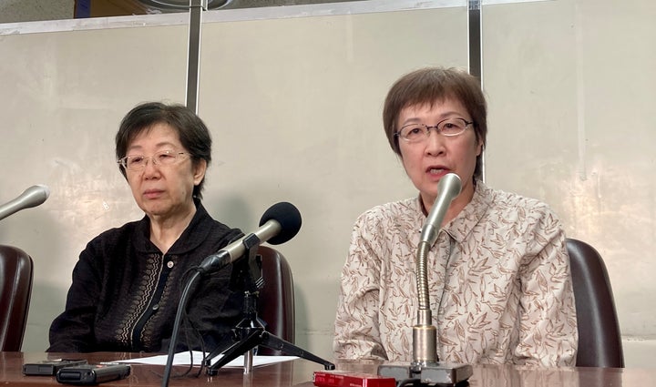 （左から）原告の大江千束さんと小川葉子さん