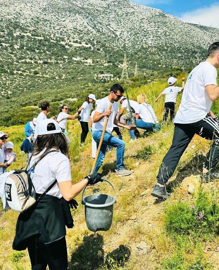 Η We4all κάνει τουλάχιστον 3-4 φορές την εβδομάδα δράσεις για δεντροφυτεύσεις. Για να κάνεις δωρεά και να τους βοηθήσεις να συνεχίσουν το έργο τους, πάτησε εδώ