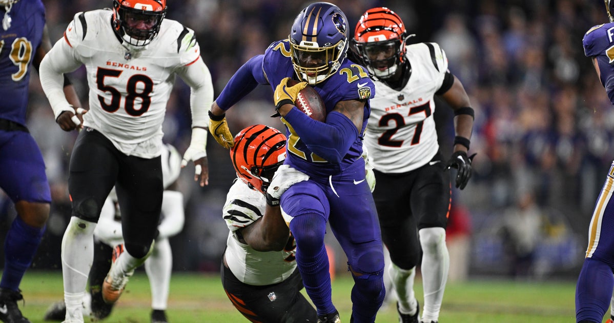 NextImg:Star Running Back Derrick Henry Gets Pants Pulled Down, Becomes Butt Of Jokes