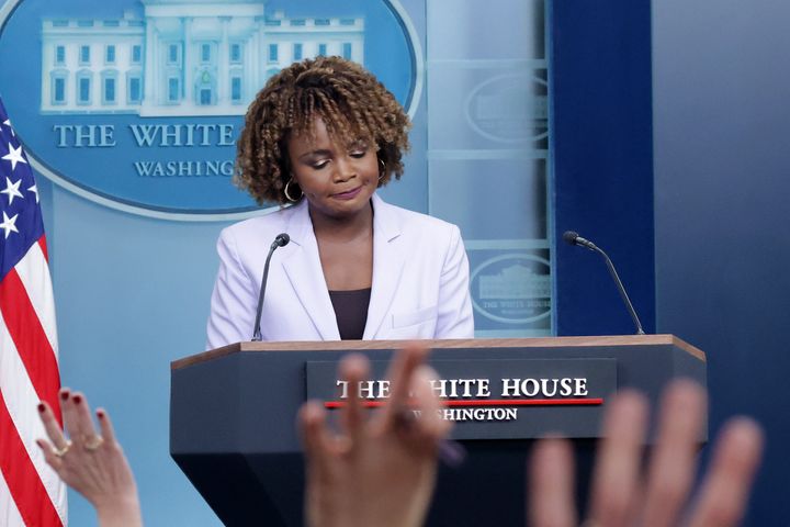 Während der täglichen Pressekonferenz im Weißen Haus am Donnerstag erörterte die Pressesprecherin des Weißen Hauses, Karine Jean-Pierre, die Bedeutung der friedlichen Machtübergabe an die Trump-Regierung.