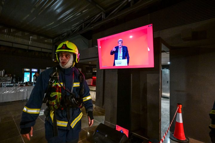 Παρούσα και η Πυροσβεστική, αν και οι φωτιές που παραμένουν φουντωμένες είναι (ευτυχώς) μόνο πολιτικές - Πρώτη ημέρα εργασιών του έκτακτου Συνεδρίου του ΣΥΡΙΖΑ - Προοδευτική Συμμαχία, Παρασκευή 8 Νοεμβρίου 2024. (ΓΙΩΡΓΟΣ ΚΟΝΤΑΡΙΝΗΣ/EUROKINISSI)