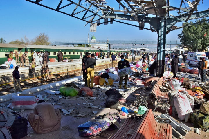 Νεκροί και τραυματίες από έκρηξη βόμβας σε σιδηροδρομικό σταθμό στην πόλη Κουέτα του νοτιοδυτικού Πακιστάν.