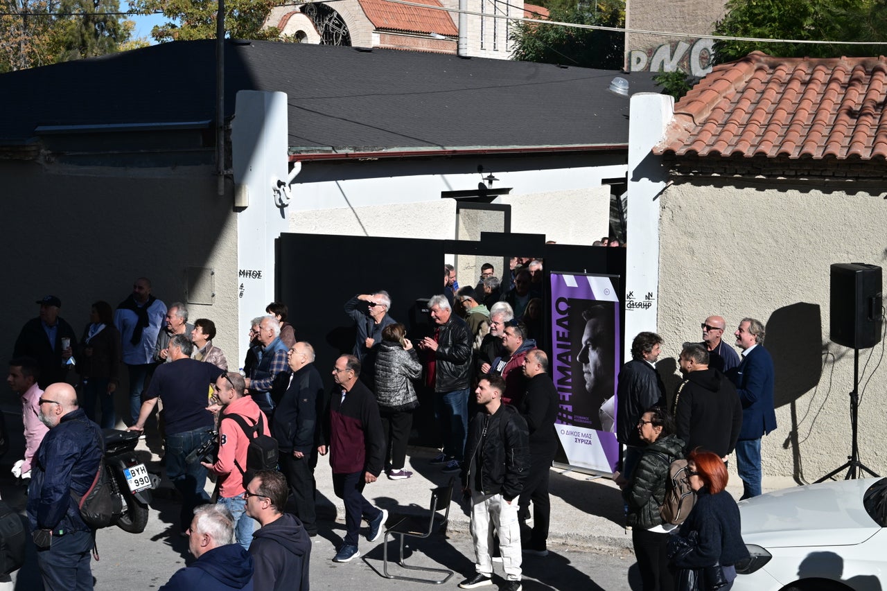 Κόσμος προσέρχεται στα γραφεία του Στέφανου Κασσελάκη στον Ταύρο.