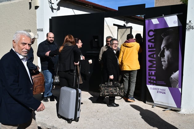 Κόσμος προσέρχεται στα γραφεία του Στέφανου Κασσελάκη στον Ταύρο.