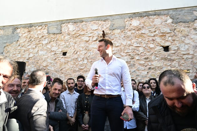 Ο Στέφανος Κασσελάκης στα γραφεία του νέου κόμματος στον Ταύρο.