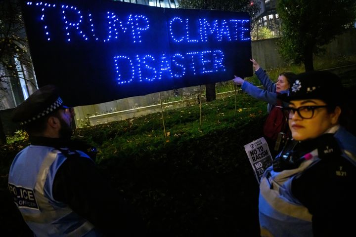 Αστυνομικοί αφαιρούν ένα πανό που γράφει «Trump Climate Disaster» από τον φράχτη, καθώς μια μικρή ομάδα διαδηλωτών πραγματοποιεί διαμαρτυρία κατά της νέας προεδρίας Τραμπ έξω από την Αμερικανική Πρεσβεία (Πρεσβεία των ΗΠΑ) στις 06 Νοεμβρίου 2024 στο Λονδίνο, Αγγλία. Ο Ρεπουμπλικανός Ντόναλντ Τραμπ κέρδισε τις γενικές εκλογές στις ΗΠΑ για να γίνει ο 47ος Πρόεδρος των Ηνωμένων Πολιτειών. (Photo by Leon Neal/Getty Images)