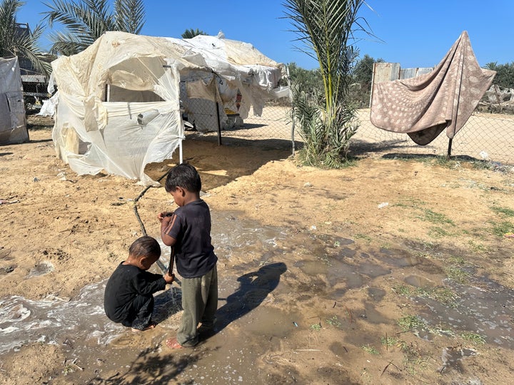 ガザで安全な水を求める避難民の子どもたち