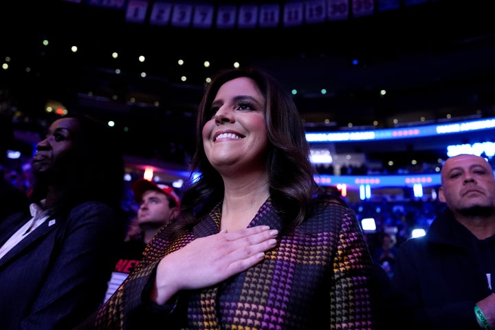 Die Abgeordnete Elise Stefanik nimmt an einer Trump-Kundgebung im Madison Square Garden teil.