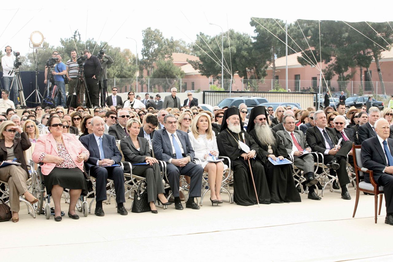 Με την παρουσία του Κων/νου Μητσοτάκη, της Μαρίκας Μητσοτάκη, του ΠτΔ Καρόλου Παπούλια και πολλών ακόμη στη θεμελίωση του νέου ογκολογικού νοσοκομείου για παιδιά του Συλλόγου ΕΛΠΙΔΑ στις 24/04/2007. 