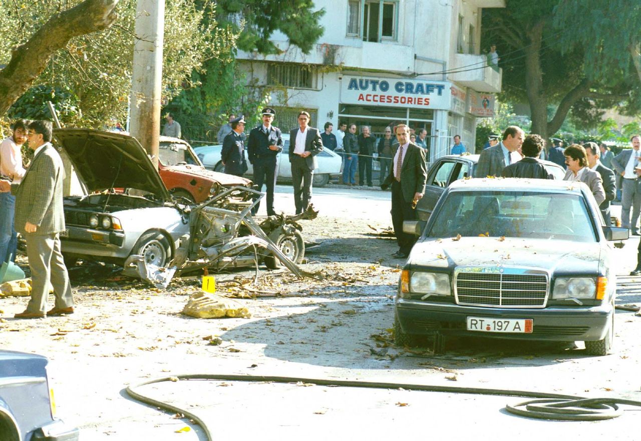 Νέα Ερυθραία. Στις 20/11/1990 ο Βαρδής Βαρδινογιάννης γίνεται στόχος της 17Ν. Το αυτοκίνητό του δέχεται επίθεση με ρουκέτες ενώ πυροδοτήθηκε και παγιδευμένο αυτοκίνητο την ώρα που η θωρακισμένη του Μερσεντές περνούσε από το σημείο. 