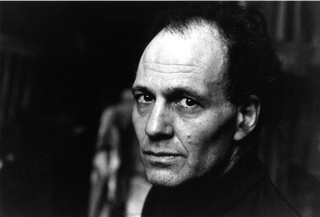 Ο καλλιτέχνης Frank Auerbach στο στούντιό του, 1983. (Φωτογραφία: Michael Ward/Getty Images)