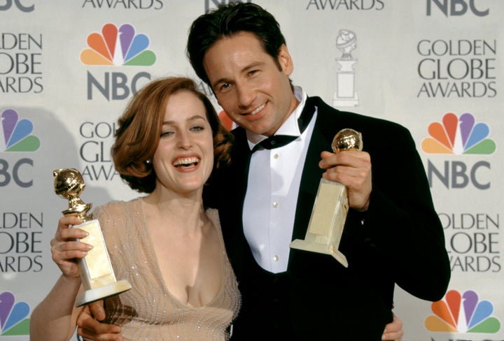 Anderson und Duchovny verleihen ihre Golden Globe Awards am 19. Januar 1997 im Presseraum während der 54. jährlichen Golden Globe Awards.