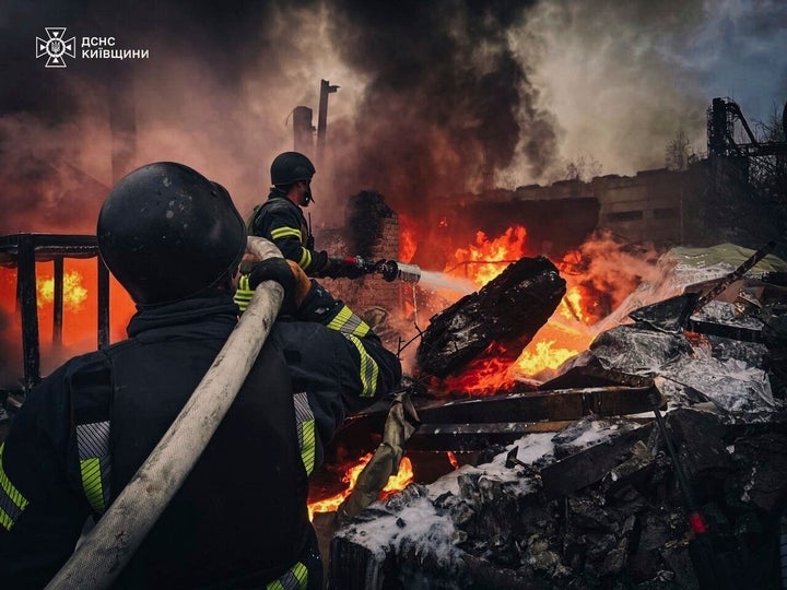 Πυροσβέστες σβήνουν φωτιά σε κτίριο που καταστράφηκε από ρωσικό πλήγμα στο Μπρόβαρι, έξω από το Κίεβο- 13 Νοεμβρίου 2024 (Ukrainian Emergency Service via AP)