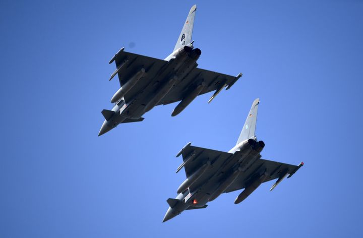 Αεροσκάφη "Eurofighter" πραγματοποιούν δοκιμαστική πτήση κατά τη διάρκεια της Διεθνούς Αεροδιαστημικής Έκθεσης ILA στο Schoenefeld της Γερμανίας, 31 Μαΐου 2016. (Photo by Ralf Hirschberger/picture alliance via Getty Images)