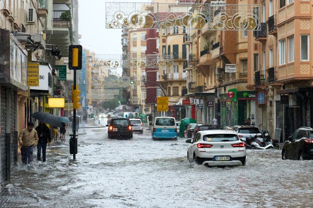 ΜΑΛΑΓΑ, ΙΣΠΑΝΙΑ - 13 ΝΟΕΜΒΡΙΟΥ: Αυτοκίνητα κυκλοφορούν μερικώς βυθισμένα στο νερό κοντά στη συνοικία El Perchel στις 13 Νοεμβρίου 2024 στη Μάλαγα της Ισπανίας. Οι ισπανικές αρχές εξέδωσαν κόκκινο συναγερμό για ακραίες βροχοπτώσεις και πλημμύρες στη Μάλαγα, δημοφιλή τουριστικό προορισμό στα νότια της χώρας, και στην Ταραγόνα στα βορειοανατολικά. Οι προειδοποιήσεις έρχονται μόλις λίγες εβδομάδες αφότου καταστροφικές πλημμύρες σκότωσαν τουλάχιστον 220 ανθρώπους στην ανατολική Ισπανία, με την πόλη της Βαλένθια να πλήττεται ιδιαίτερα από ένα έντονο φαινόμενο βροχόπτωσης, γνωστό ως ψυχρή σταγόνα ή καιρικό σύστημα DANA. (Φωτογραφία: Angel Martinez/Getty Images)