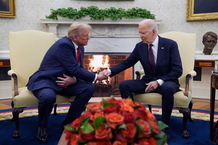 Präsident Joe Biden trifft sich am Mittwoch, den 13. November 2024, in Washington mit dem designierten Präsidenten Donald Trump im Oval Office des Weißen Hauses. (AP Photo/Evan Vucci)