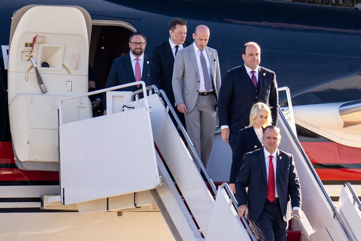 Jason Miller, Elon Musk, Stephen Miller, Boris Esvetin, Natalie Harp und Dan Scavino treffen mit dem gewählten US-Präsidenten Donald Trump am 13. November 2024 auf der Joint Base Andrews, Maryland, ein. (Foto von Andrew Harnick/Getty Images)