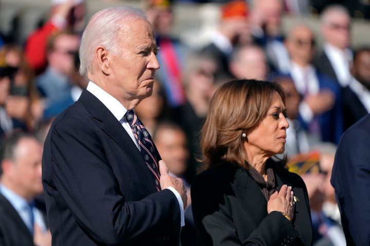 Präsident Joe Biden (links) und Vizepräsidentin Kamala Harris schauen während einer Kranzniederlegung am Grab des unbekannten Soldaten anlässlich des Nationalen Veteranentags auf dem Arlington National Cemetery in Arlington, Virginia, am Montag, den 11. November 2024, zu. AP-Foto/Mark Schiefelbein)