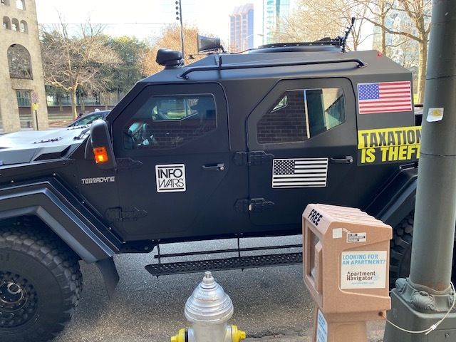 Ein gepanzertes Terradyne-Fahrzeug, das von Alex Jones während einer Waffenkundgebung in Richmond, Virginia, im Januar 2020 eingesetzt wurde. Es wurde am Mittwoch versteigert.