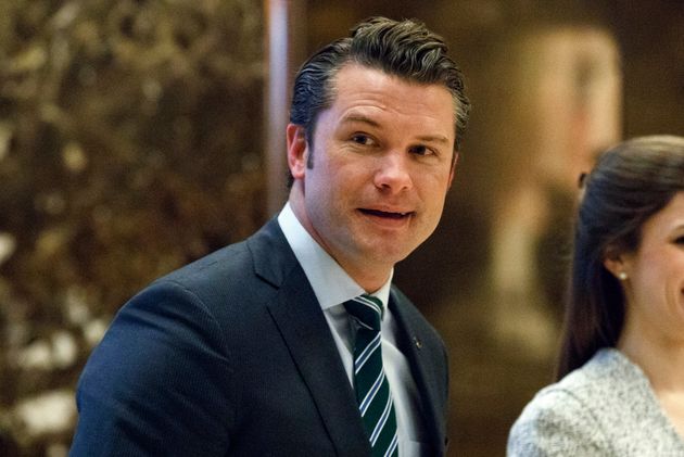 ΑΡΧΕΙΟ - Ο Pete Hegseth βαδίζει προς το ασανσέρ για μια συνάντηση με τον εκλεγμένο πρόεδρο Donald Trump στον Πύργο Trump στη Νέα Υόρκη, 15 Δεκεμβρίου 2016. (AP Photo/Evan Vucci, File)