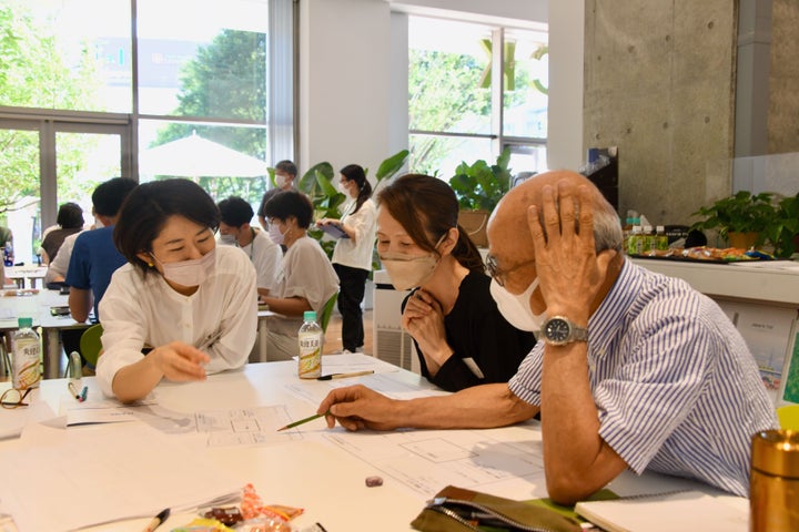 街の生活者を中心に、企業や行政、学術機関が共創するためのプラットフォーム「みんなのまちづくりスタジオ」での話し合いの様子