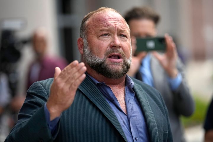 Alex Jones spricht mit den Medien, nachdem er am 14. Juni 2024 in Houston zu einer Anhörung vor einem Insolvenzrichter am Bundesgericht eingetroffen ist. (AP Photo/David J. Phillip, Datei)