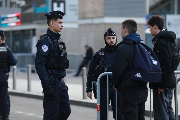 Αστυνομικοί έξω από το Stade de France.