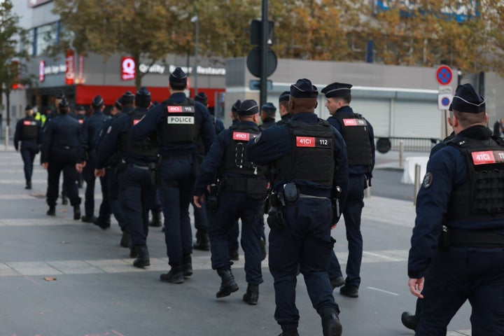 Η αστυνομία λαμβάνει μέτρα γύρω από το Stade de France πριν από τον αγώνα ποδοσφαίρου μεταξύ Γαλλίας και Ισραήλ.