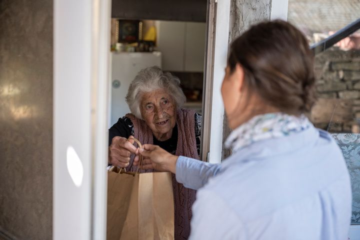 Meals on Wheels bekämpft den Hunger und die Isolation älterer Menschen durch die Bereitstellung von Finanzmitteln, Programmen, Bildung und Interessenvertretung für Senioren im ganzen Land.