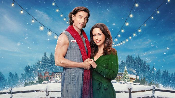 Dustin Milligan and Lacey Chabert in Netflix's Hot Frosty