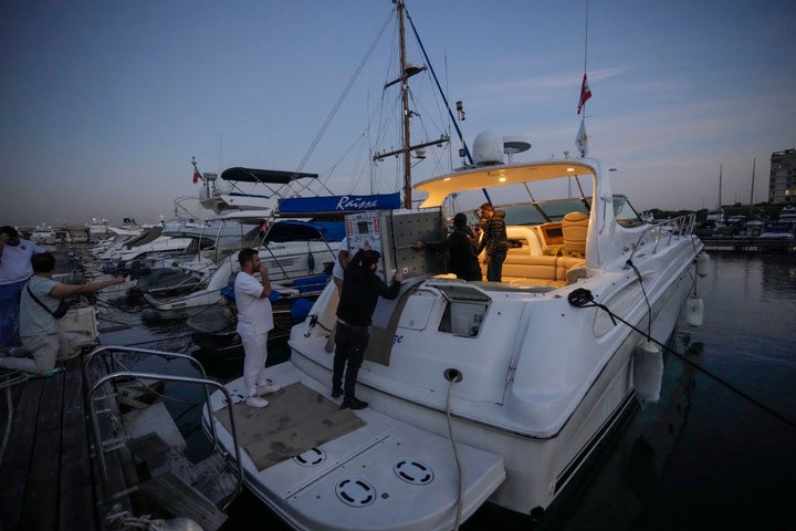 Το γιοτ στο οποίο μεταφέρθηκε το λιοντάρι σε ασφαλές μέρος.