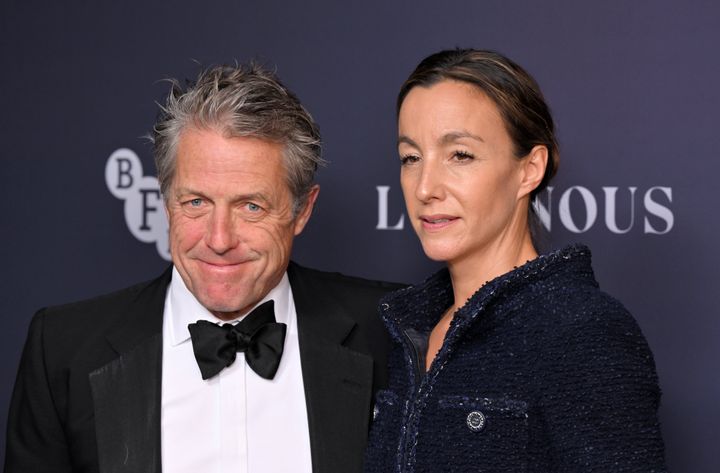 Hugh Grant und seine Frau Anna Eberstein haben drei Kinder. Die "Das Tagebuch von Bridget Jones" Der Schauspieler hat außerdem zwei Kinder mit Tinglan Hong.