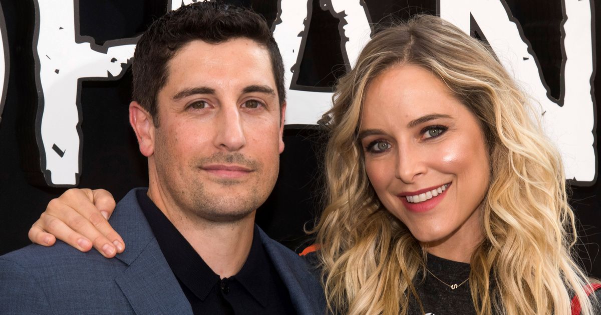 Actor Jenny Mollen Learns She Has Lice After Boarding A Plane