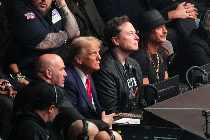 Dana White, der designierte Präsident Donald Trump, Elon Musk und Kid Rock nehmen am Samstag, den 16. November 2024, an UFC 309 im Madison Square Garden in New York teil. (AP Photo/Evan Vucci)