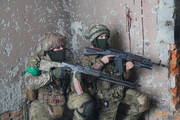 Ukrainian servicemen of 57th motorised brigade improve their tactical skills on obstacle course at the training field in Kharkiv region, Ukraine Thursday, Nov. 14, 2024. 