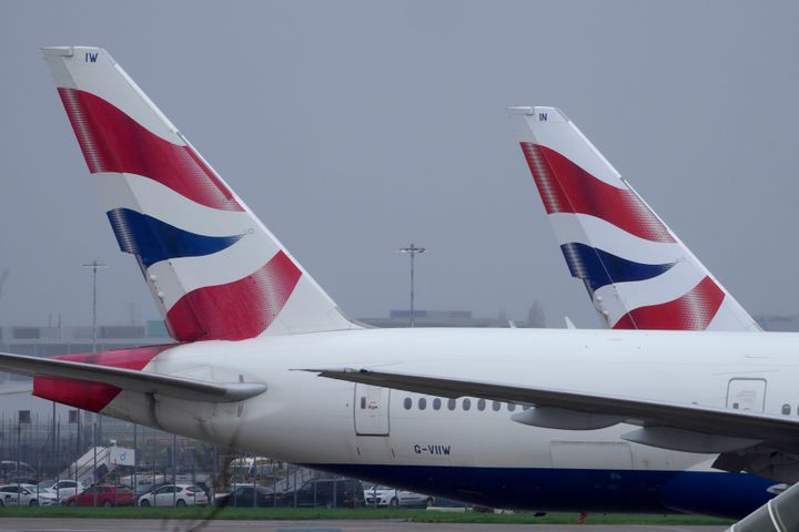 Πτερύγια αεροσκαφών της British Airways σταθμεύουν στο αεροδρόμιο Heathrow του Λονδίνου, Παρασκευή 31 Μαρτίου 2023. (AP Photo/Kirsty Wigglesworth)