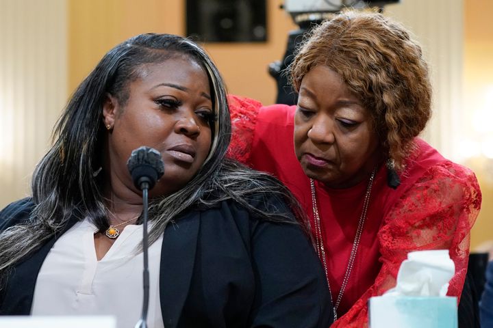 Und Andrea "Gemeinsam" Moss, eine ehemalige Wahlhelferin in Georgia, wird von ihrer Mutter Ruby Freeman (rechts) getröstet, als sie vor dem Sonderausschuss des Repräsentantenhauses erscheint, der den Anschlag vom 6. Januar am 21. Juni 2022 untersucht. 