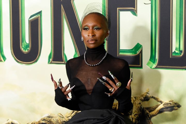 Cynthia Erivo präsentiert bei ihrer Filmpremiere in New York Acryl-Nagellack "teuflisch."