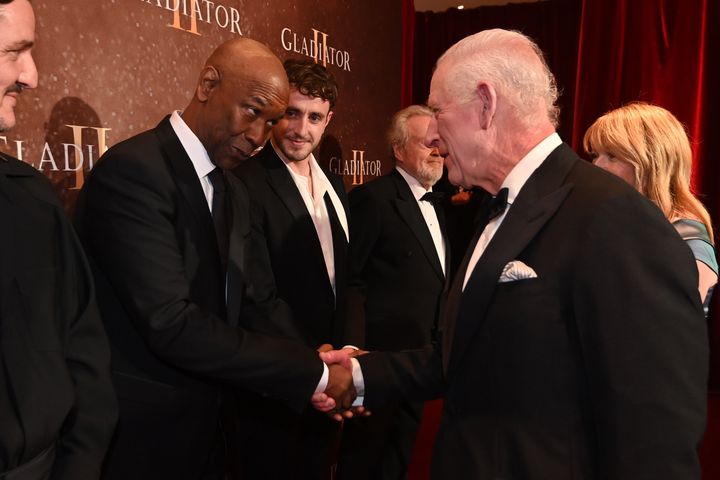 Denzel Washington trifft sich mit König Karl III., während Paul Mescal zu seiner Linken der königlichen Vorführung und Weltpremiere seines Films beiwohnt. "Gladiator 2" Am 13. November in London.