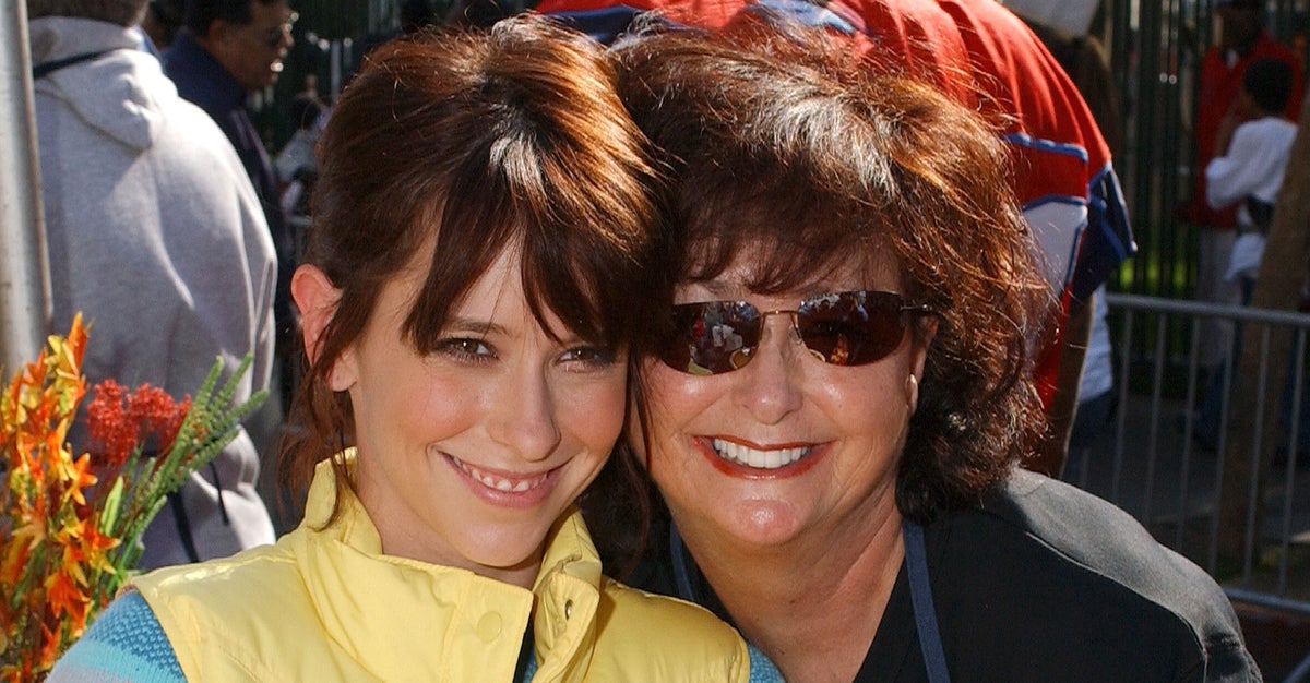 NextImg:Jennifer Love Hewitt Reveals The ‘Weird’ Way She Found Out Her Mom Died