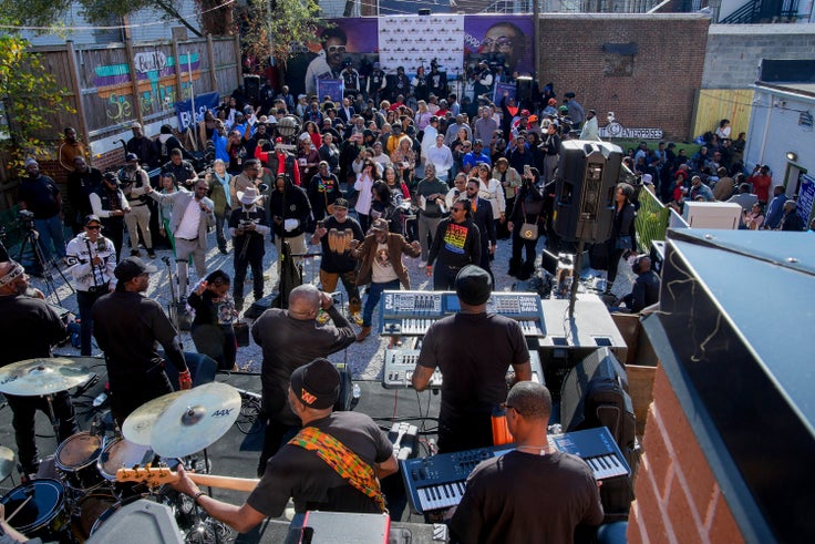 Eine Menschenmenge versammelt sich, um der Junk Yard Band und der Back Yard Band bei der offiziellen Banddurchschneidungszeremonie für das Go-Go Café und Museum der Stadt am Montag in Washington, D.C. zuzuhören.